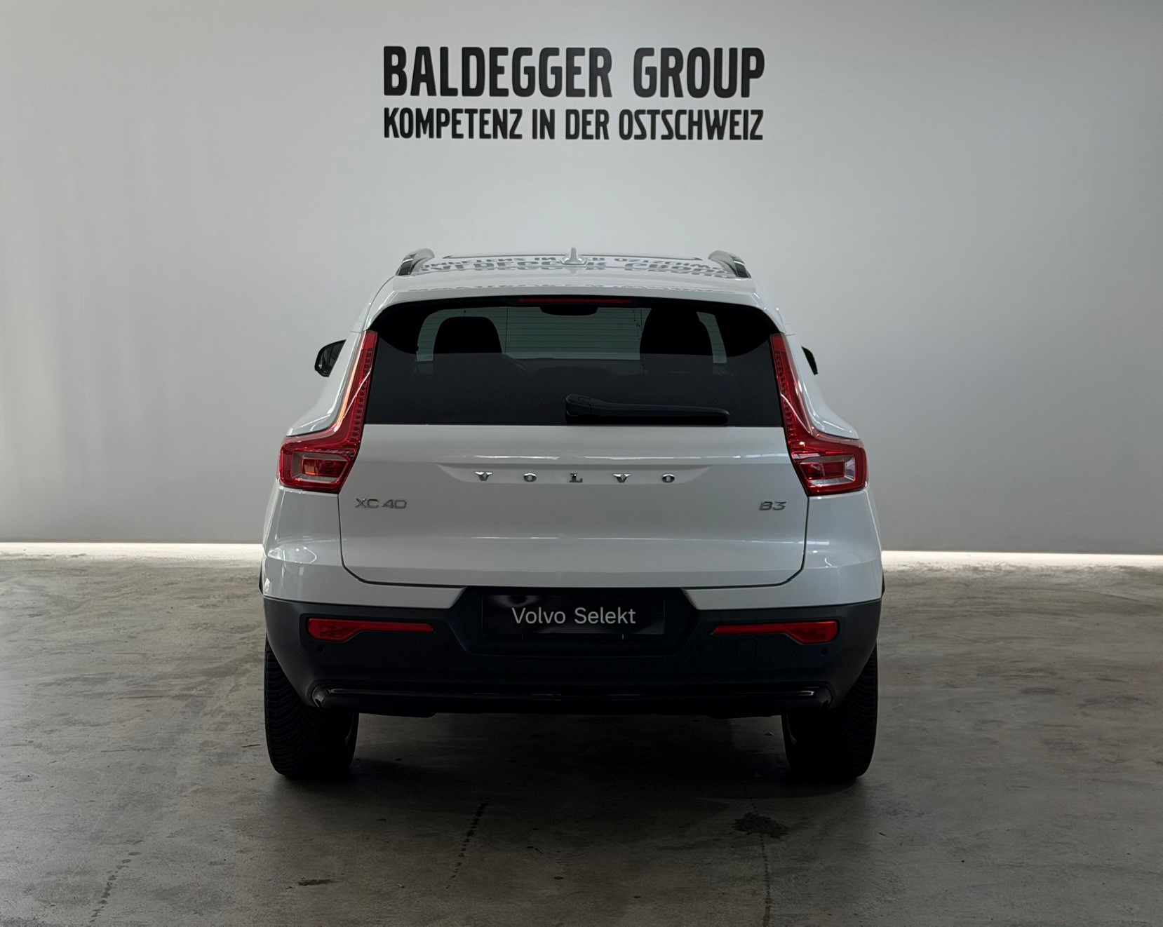 VOLVO XC40 2.0 B3 MH Plus Dark-image-7