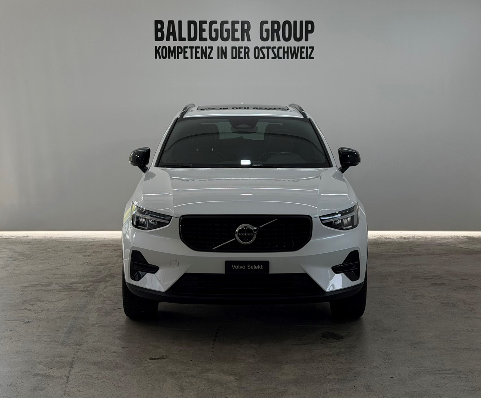 VOLVO XC40 2.0 B3 MH Plus Dark-image-8