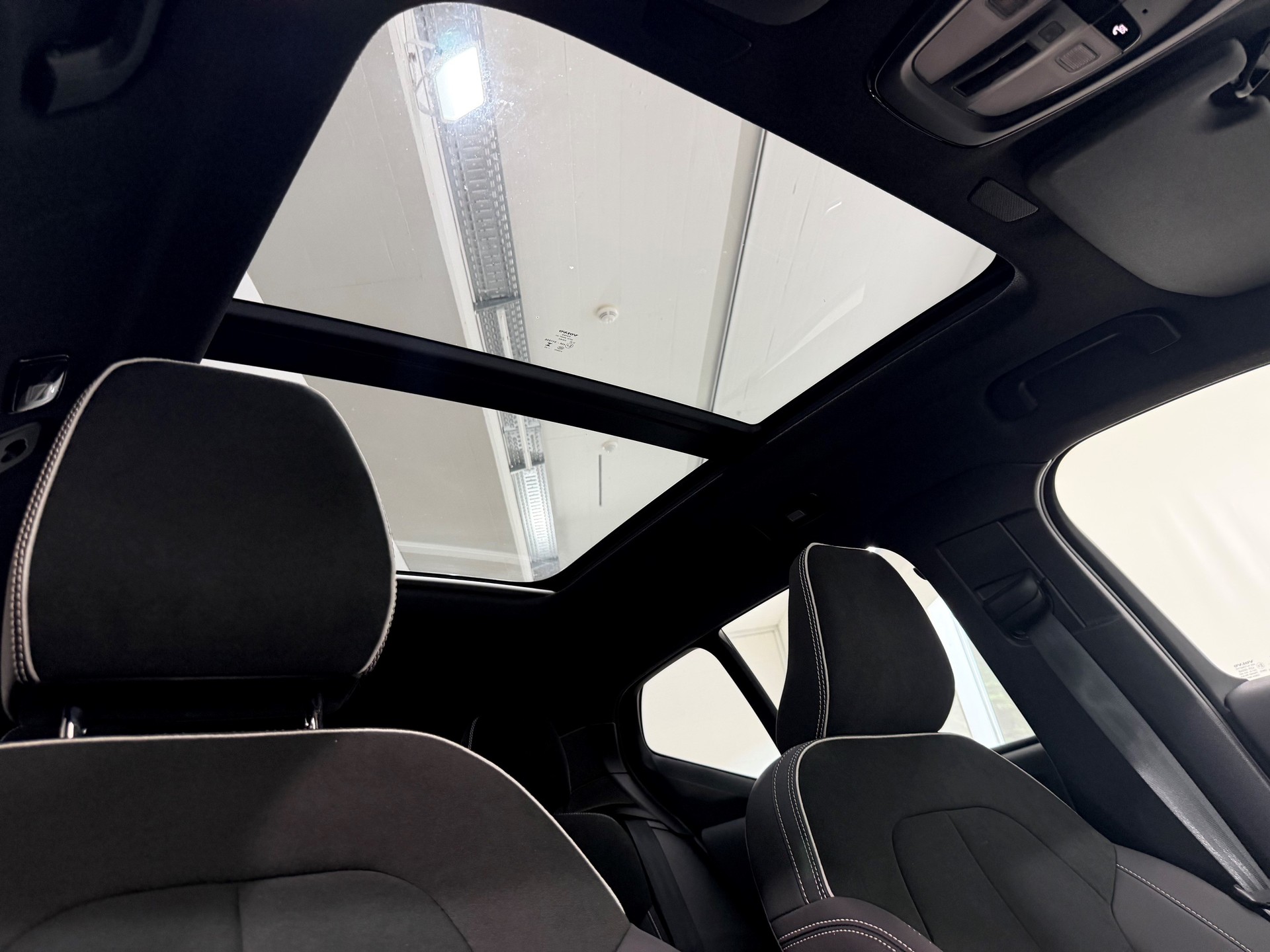 VOLVO XC40 2.0 B3 MH Plus Dark-image-13