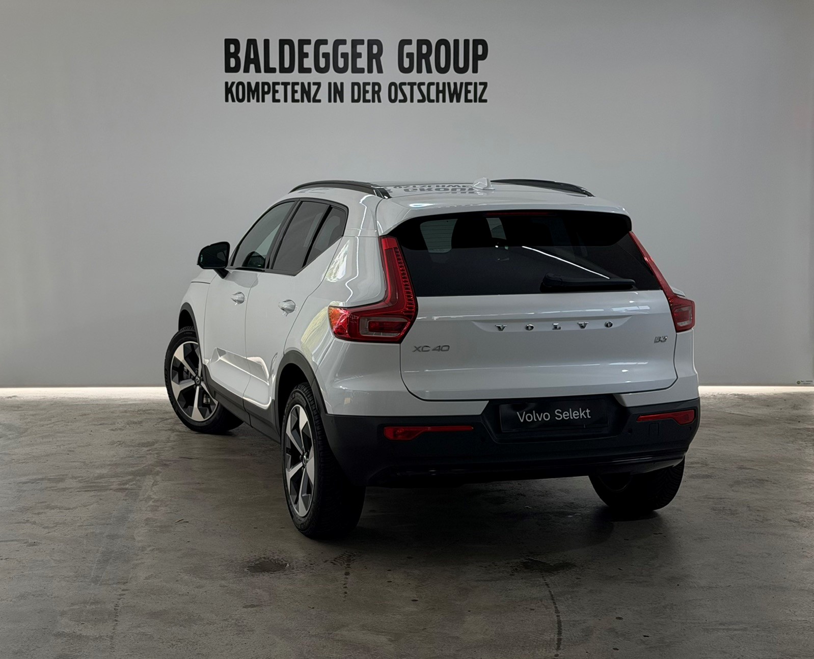 VOLVO XC40 2.0 B3 MH Plus Dark-image-1