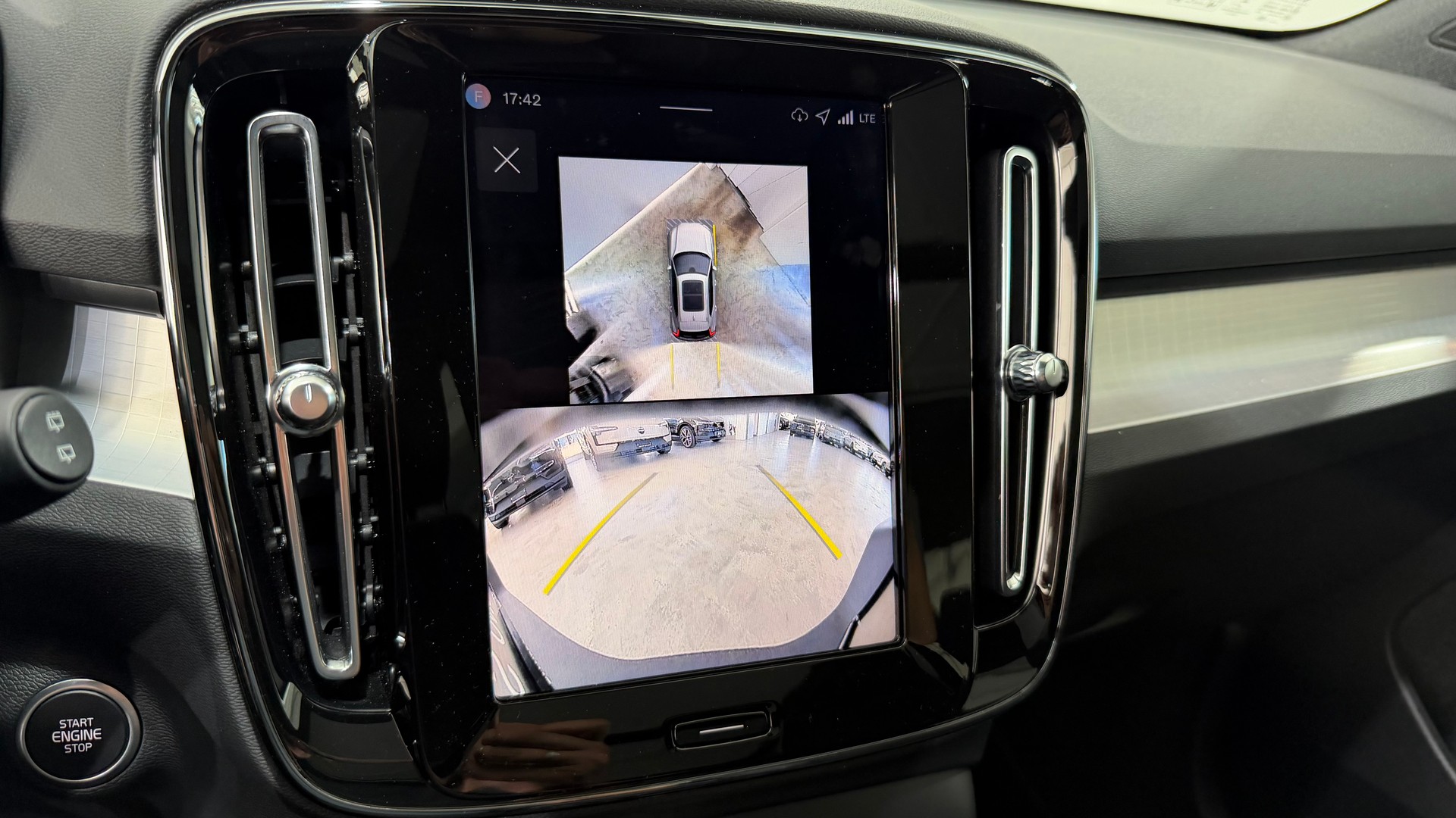 VOLVO XC40 2.0 B3 MH Plus Dark-image-13