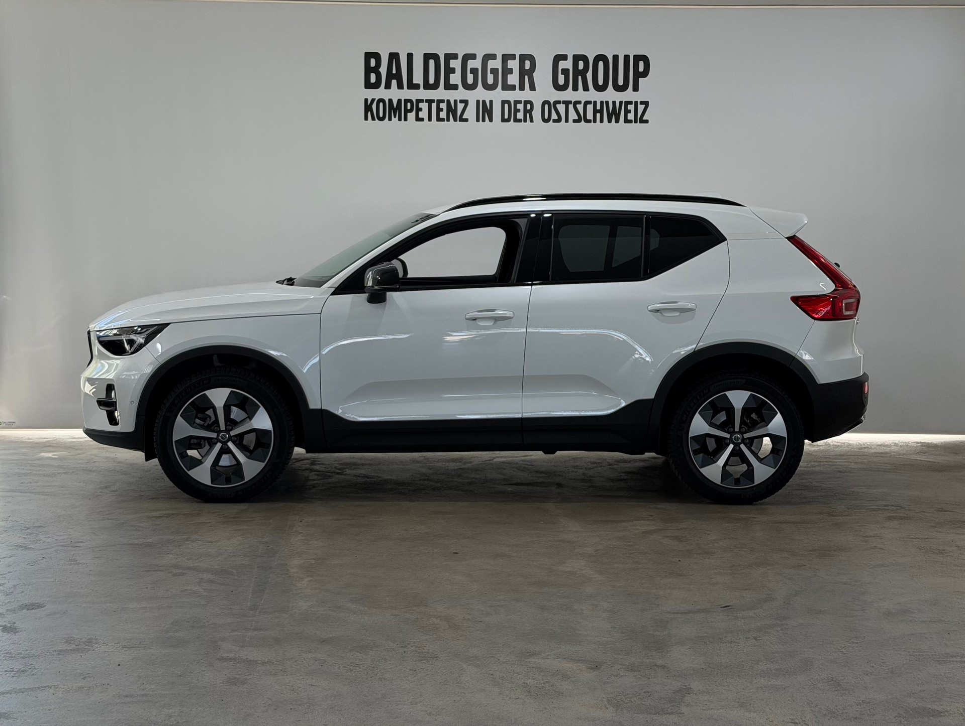 VOLVO XC40 2.0 B3 MH Plus Dark-image-1