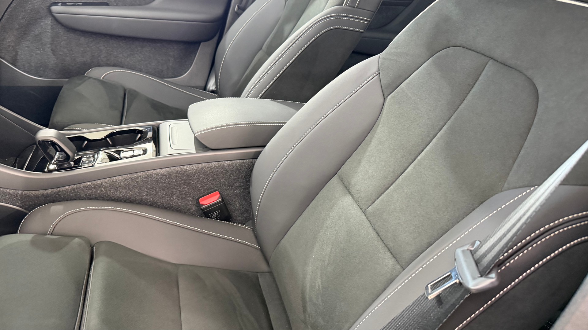 VOLVO XC40 2.0 B3 MH Plus Dark-image-5