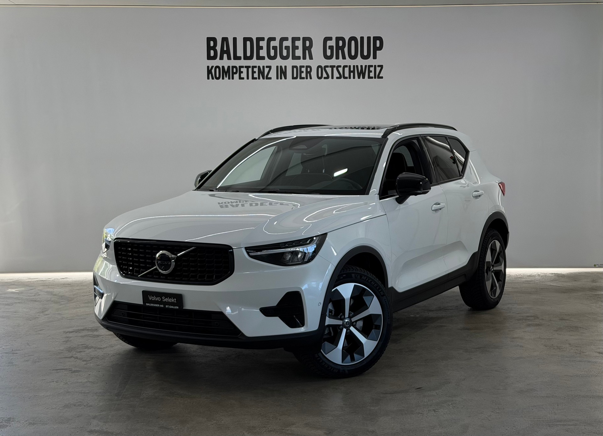 VOLVO XC40 2.0 B3 MH Plus Dark-image-0