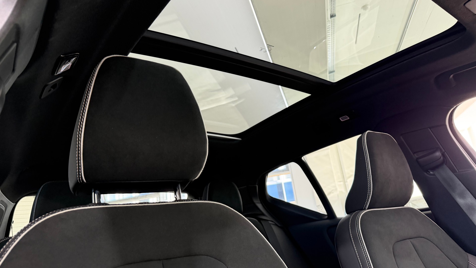 VOLVO XC40 2.0 B3 MH Plus Dark-image-7