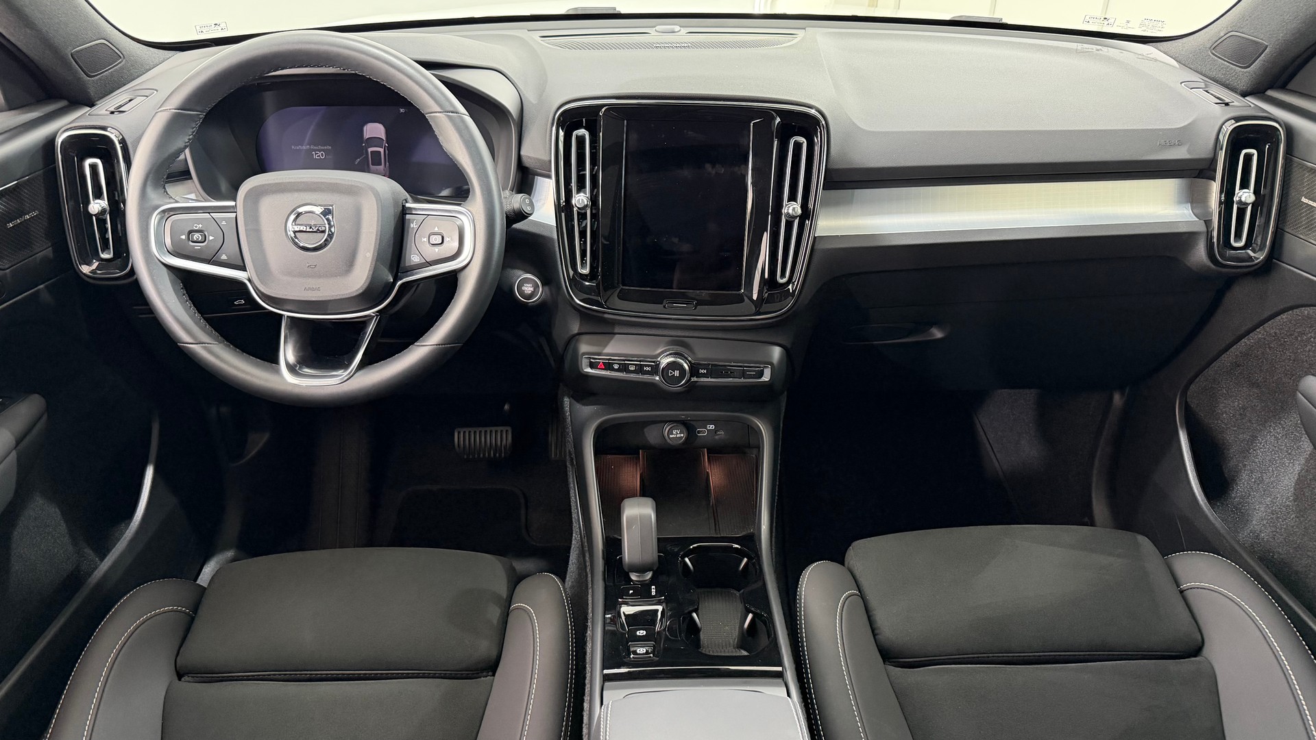 VOLVO XC40 2.0 B3 MH Plus Dark-image-4
