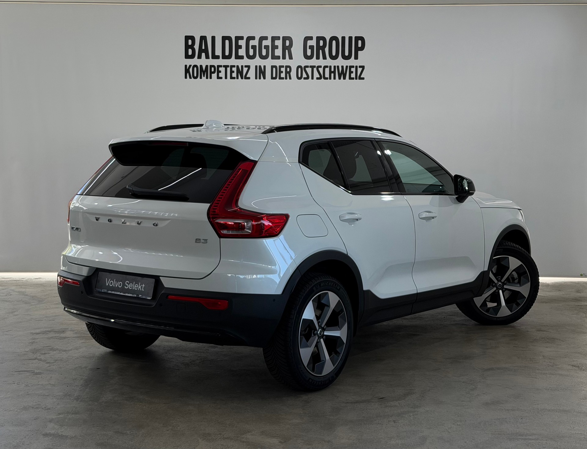VOLVO XC40 2.0 B3 MH Plus Dark-image-2