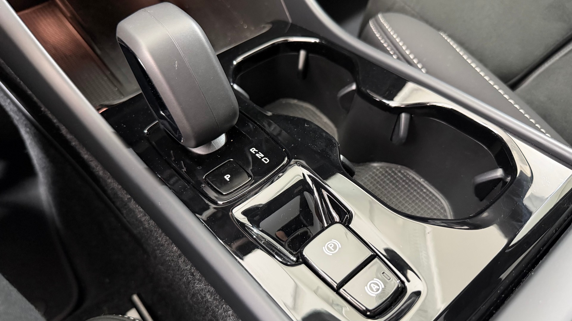 VOLVO XC40 2.0 B3 MH Plus Dark-image-11