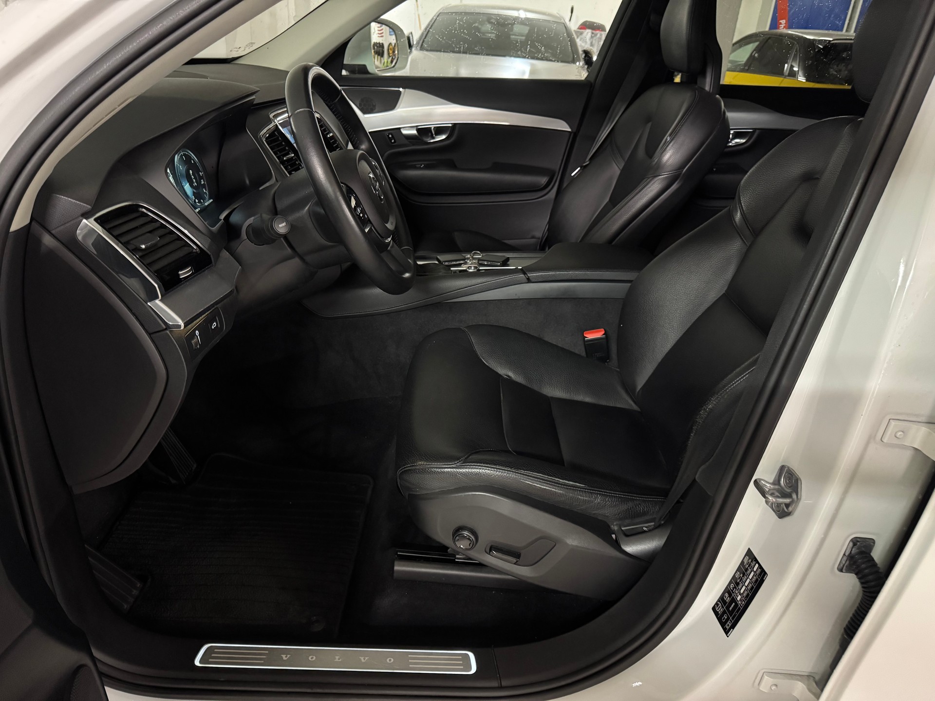 VOLVO XC90 D4 FWD Momentum Geartronic 1-Hand / CH-Fahrzeug-image-9