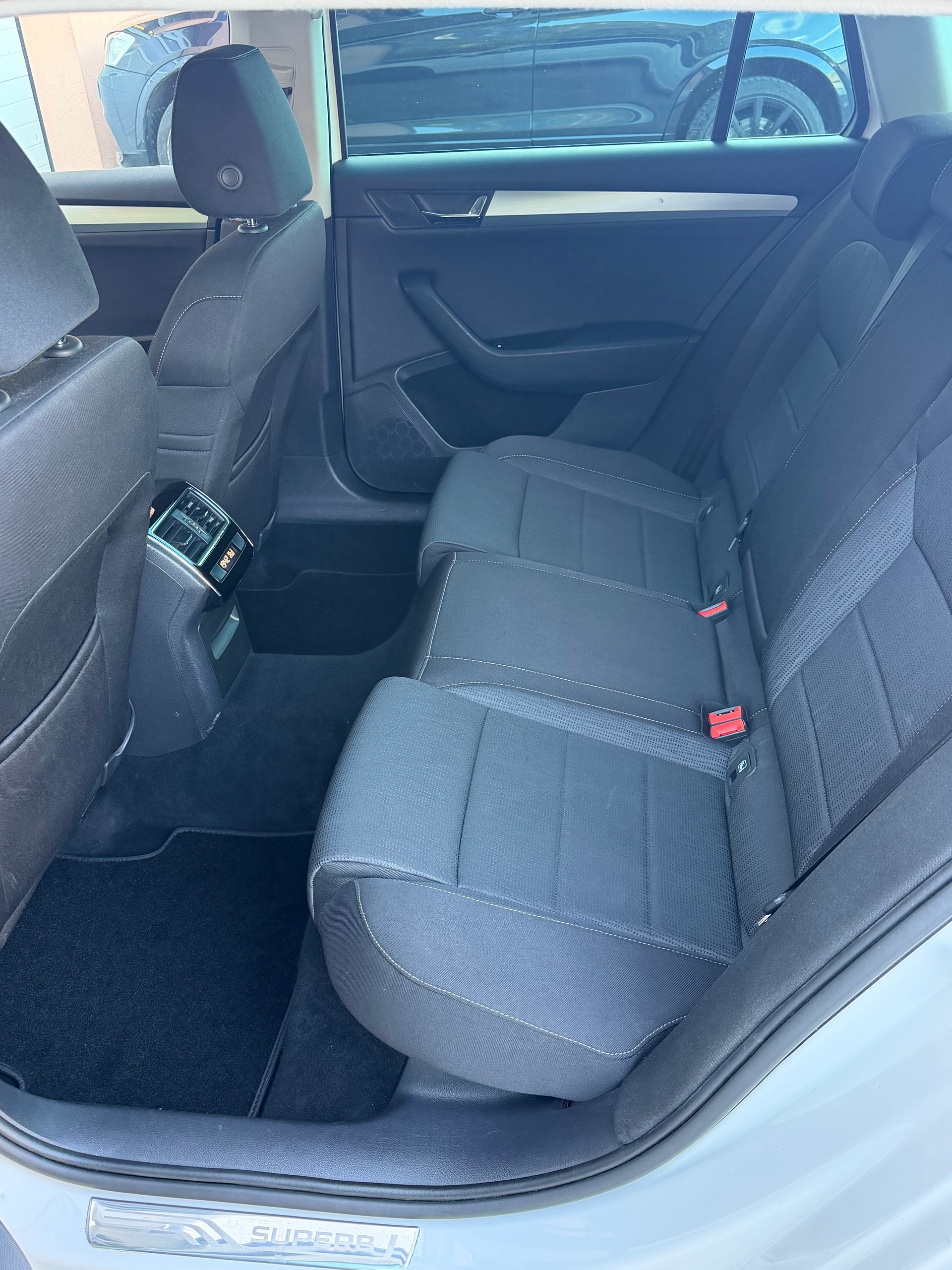 SKODA Superb Combi 2.0 TDi Style 4x4 DSG-image-14