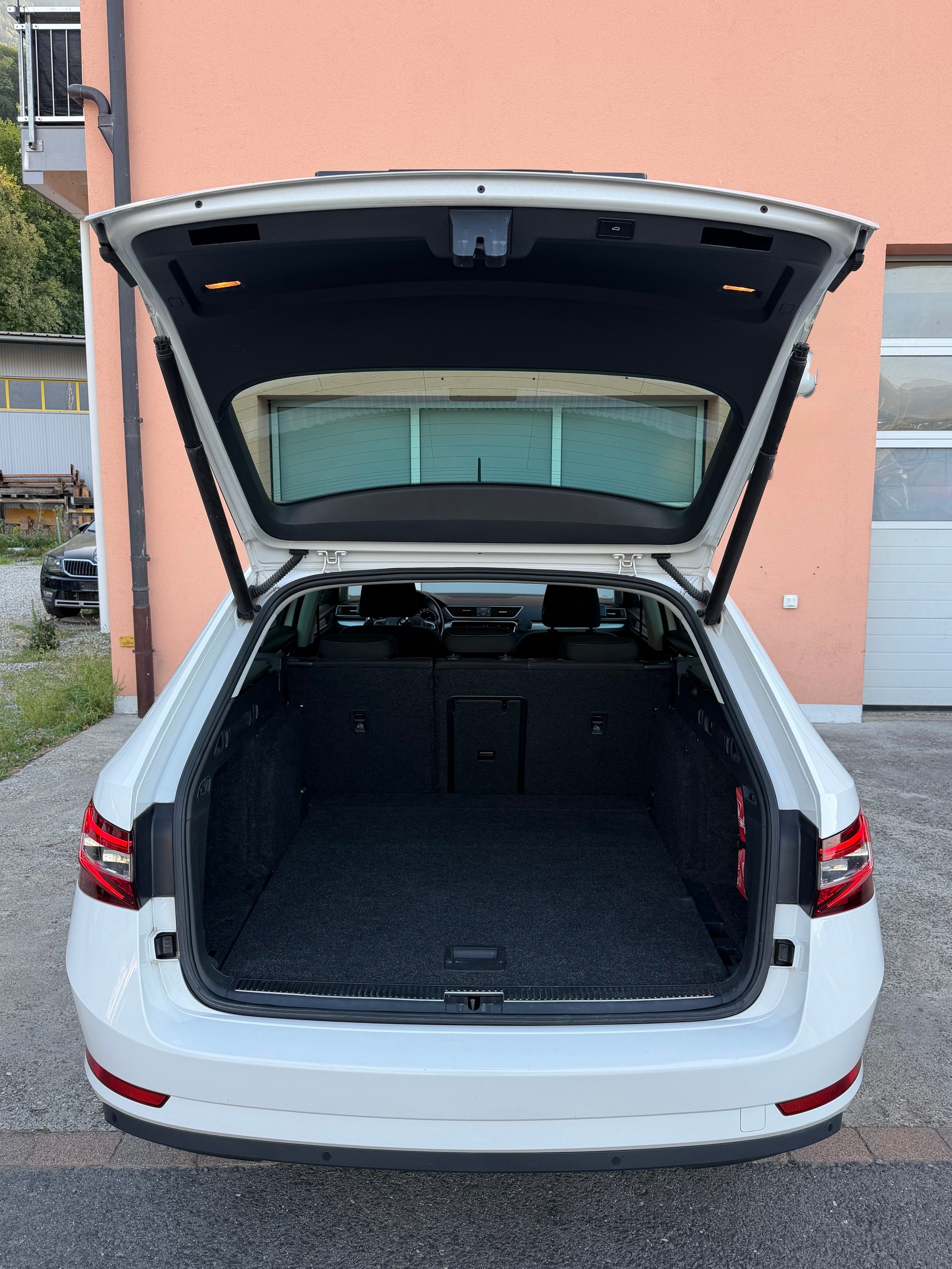 SKODA Superb Combi 2.0 TDi Style 4x4 DSG-image-8