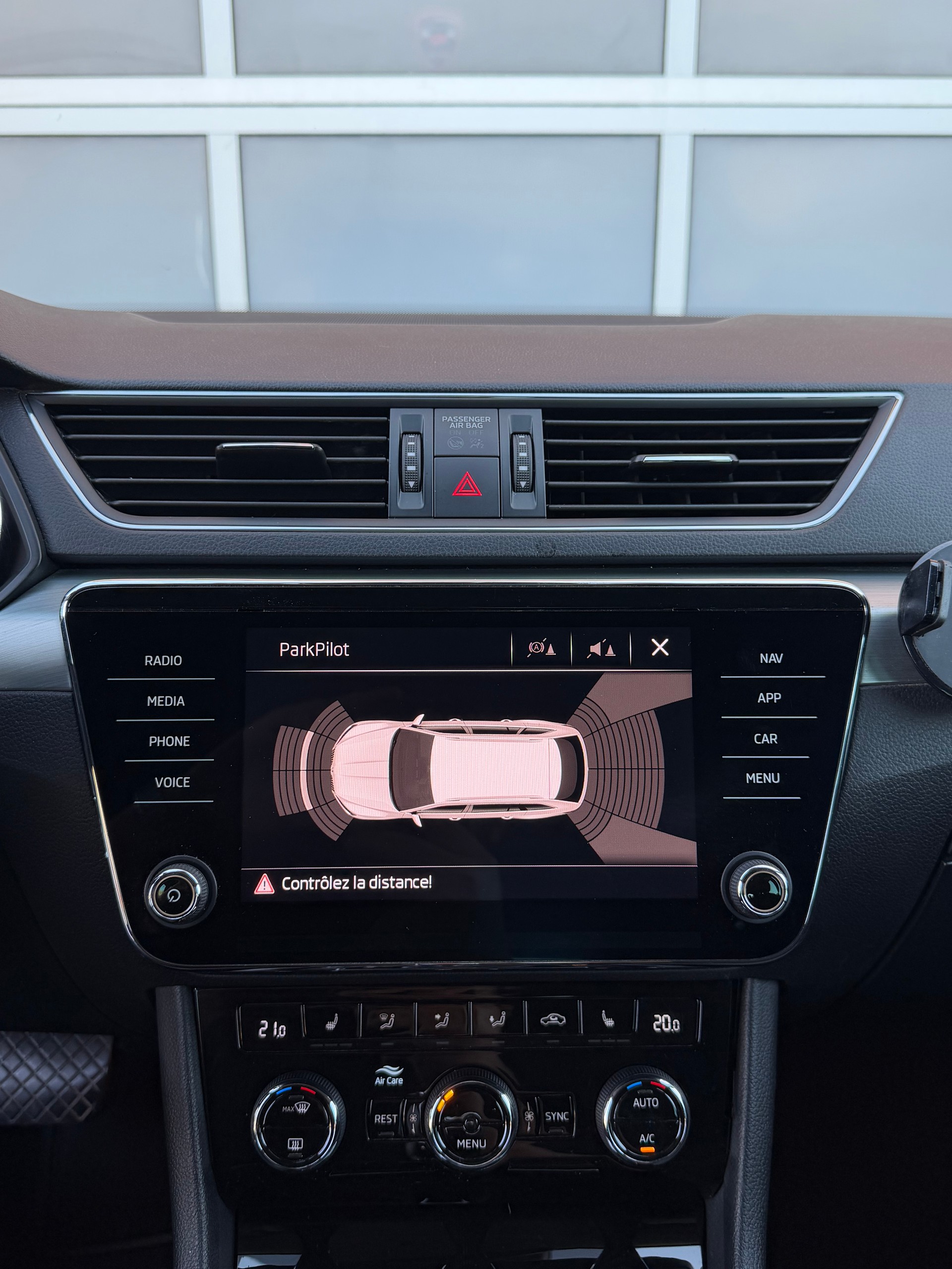 SKODA Superb Combi 2.0 TDi Style 4x4 DSG-image-11
