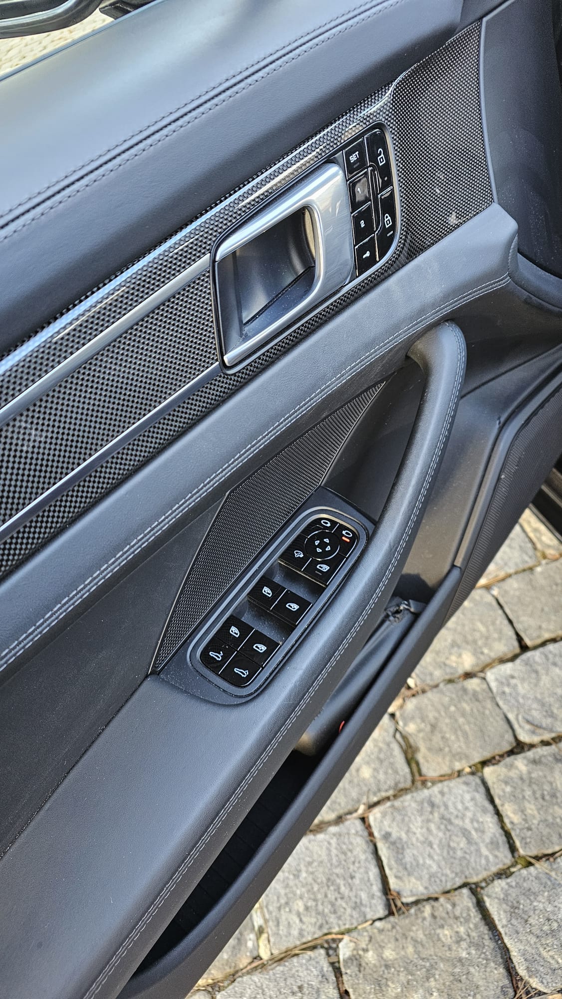 PORSCHE 4.0 V8 GTS-image-10