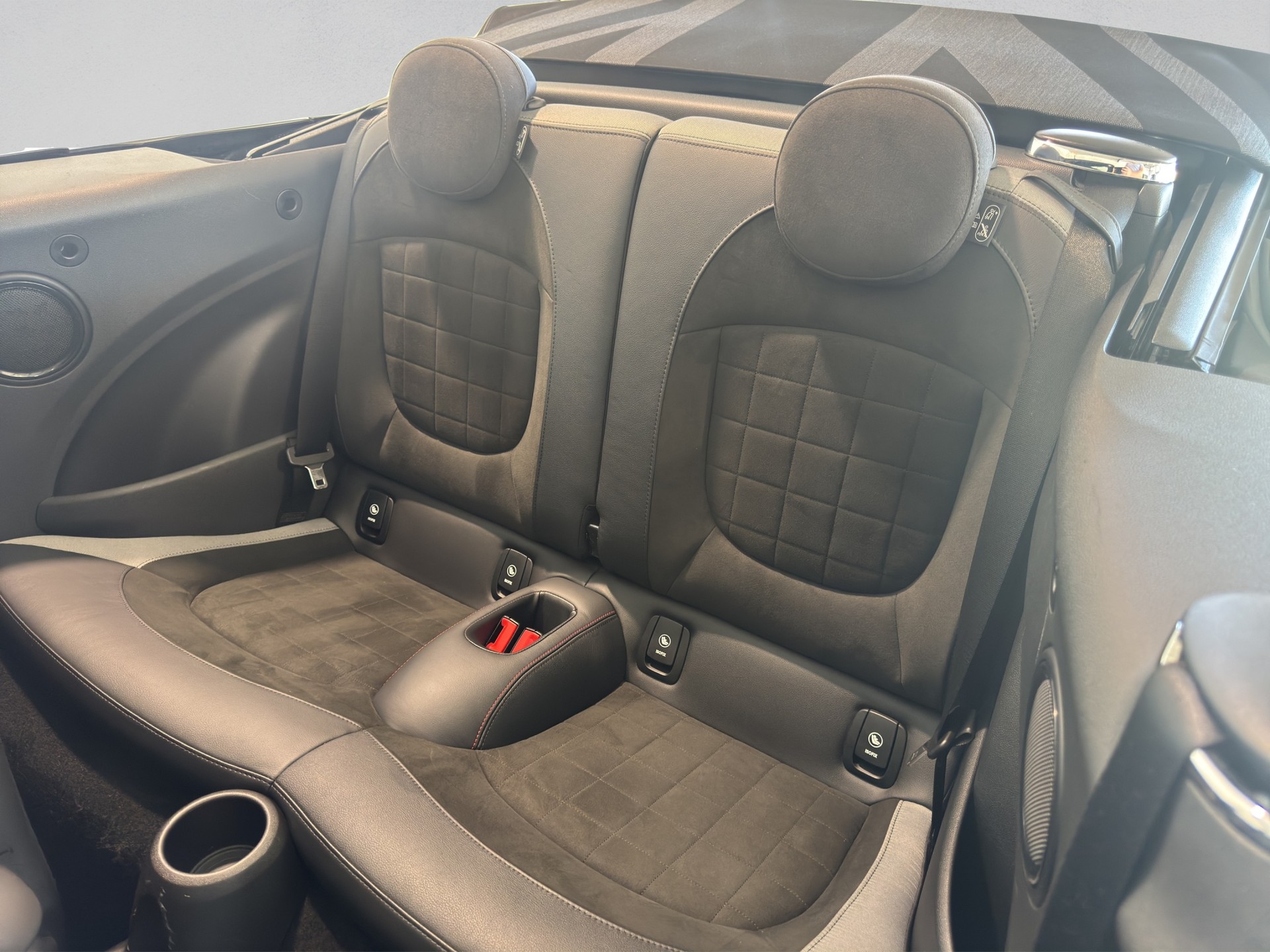 MINI Cooper John Cooper Works Cabriolet Steptronic-image-11