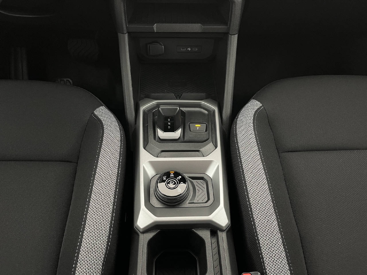 DACIA Duster 1.2 Hybrid Journey 4WD-image-12