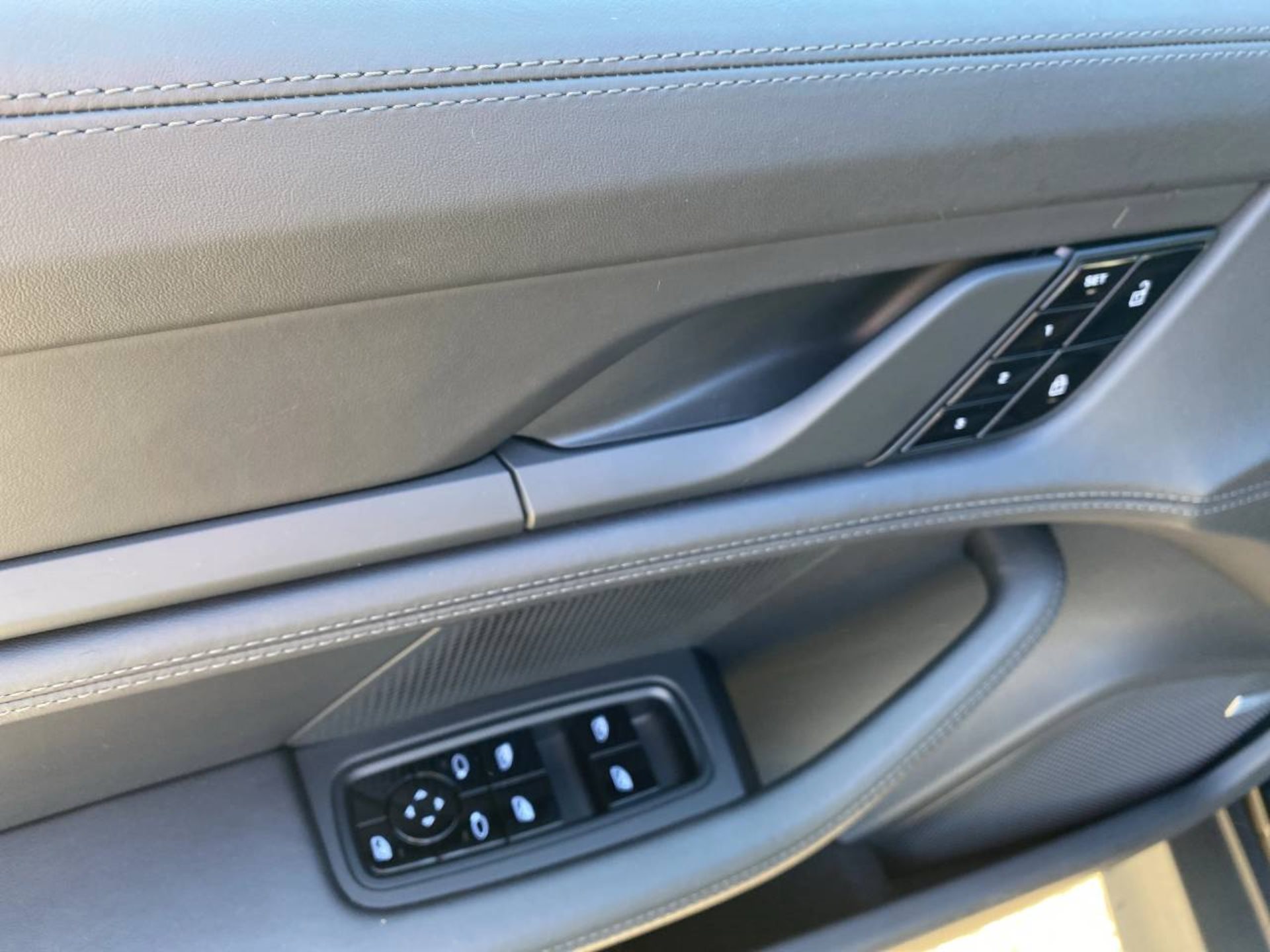 PORSCHE Taycan 4S-image-20