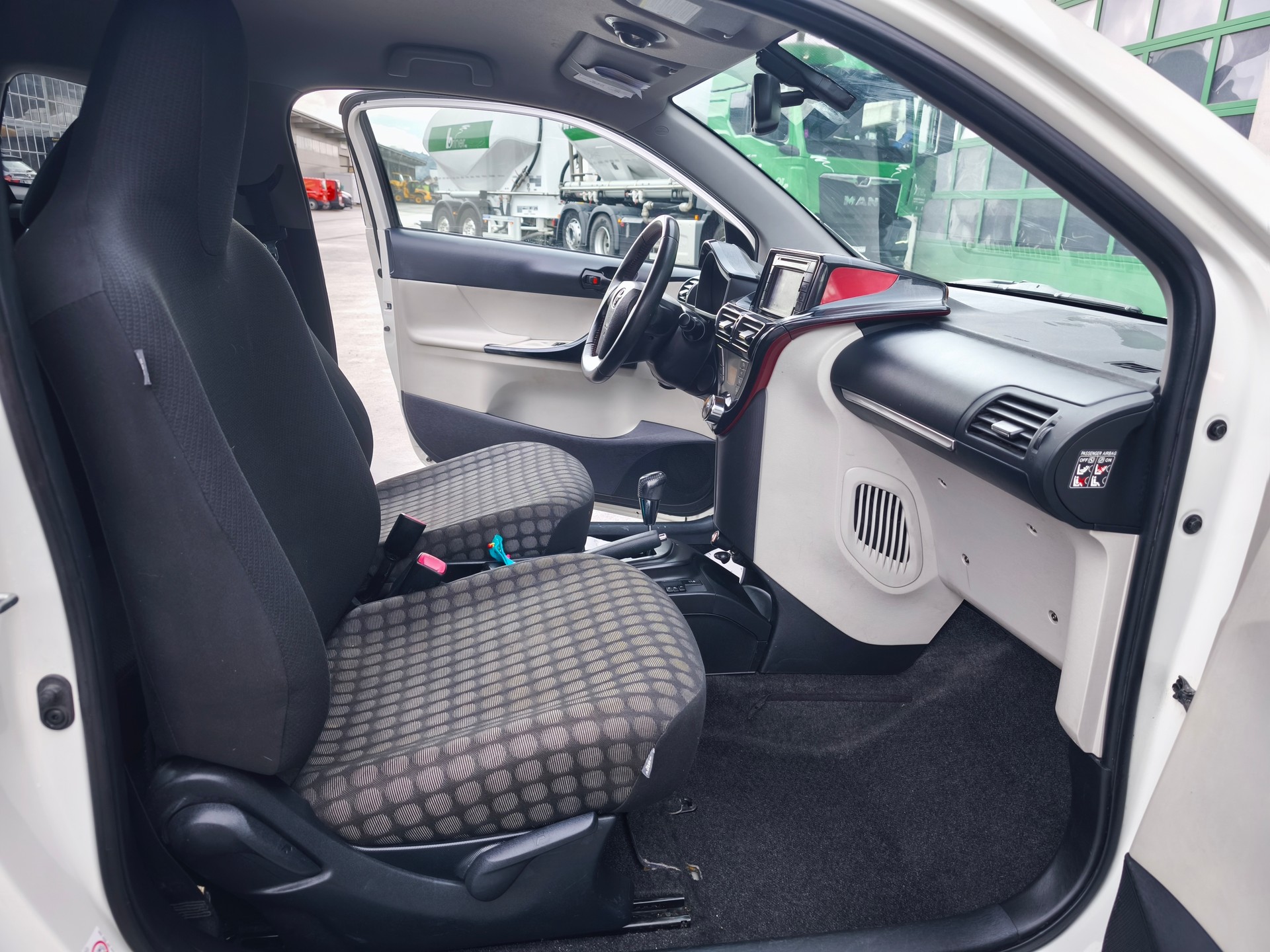 TOYOTA iQ 1.0 VVT-i Linea Sol Multidrive-image-7