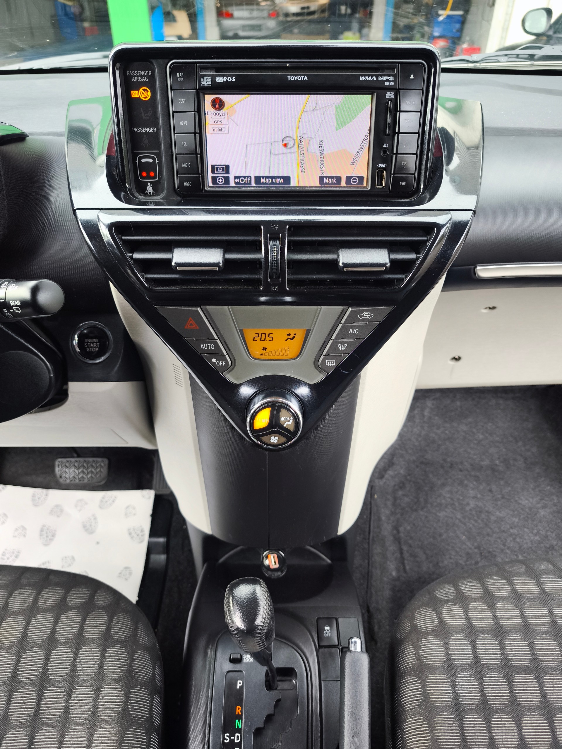 TOYOTA iQ 1.0 VVT-i Linea Sol Multidrive-image-11