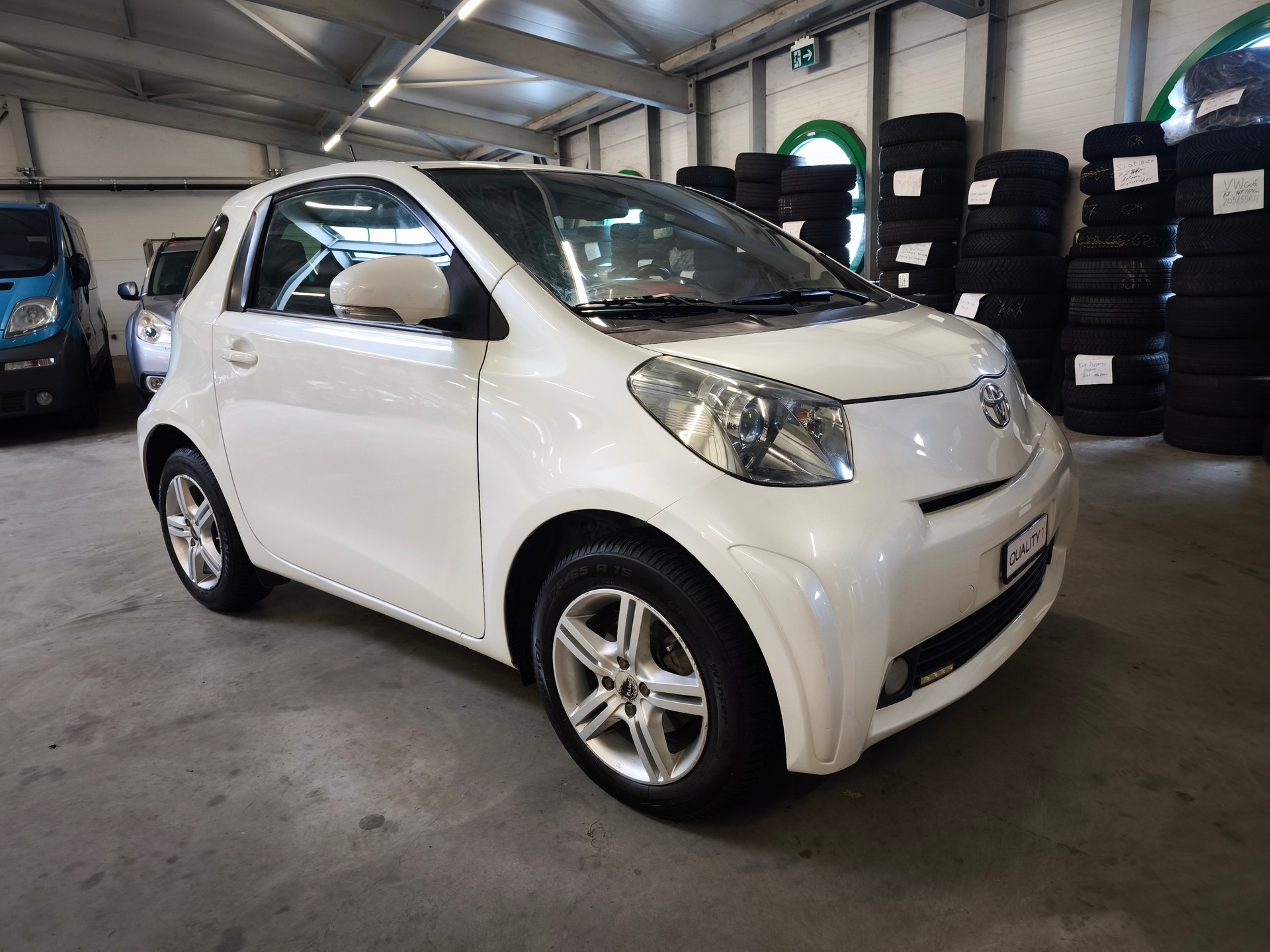 TOYOTA iQ 1.0 VVT-i Linea Sol Multidrive-image-1