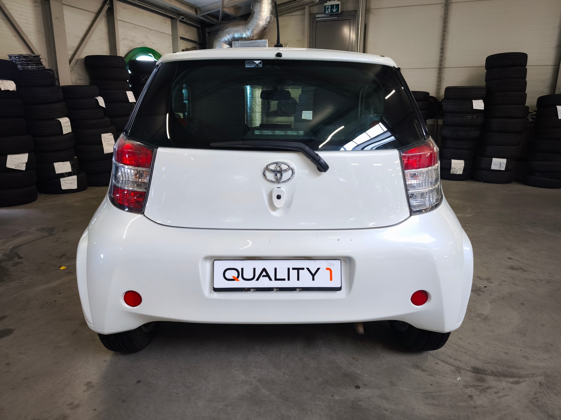 TOYOTA iQ 1.0 VVT-i Linea Sol Multidrive-image-3