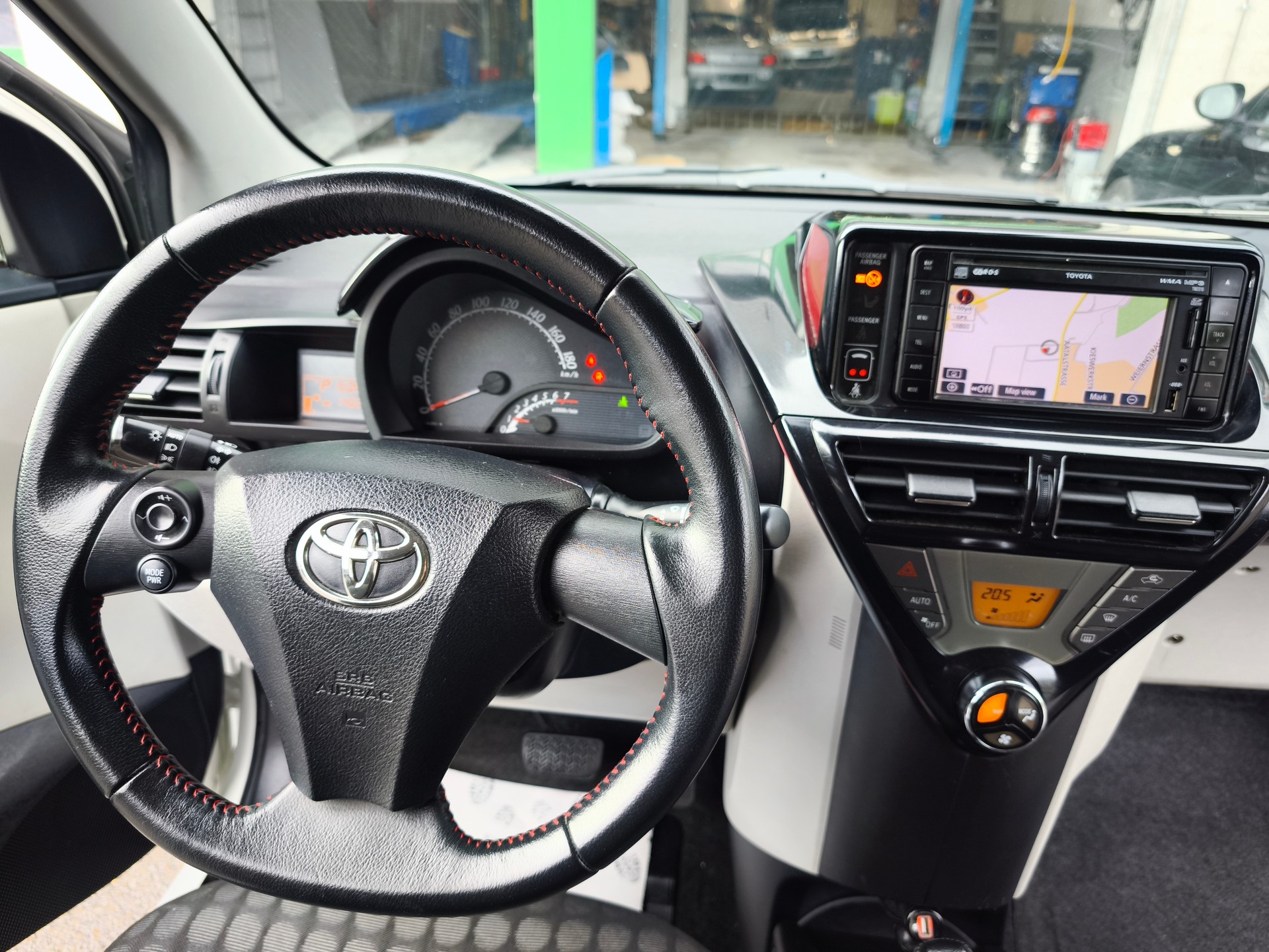 TOYOTA iQ 1.0 VVT-i Linea Sol Multidrive-image-10