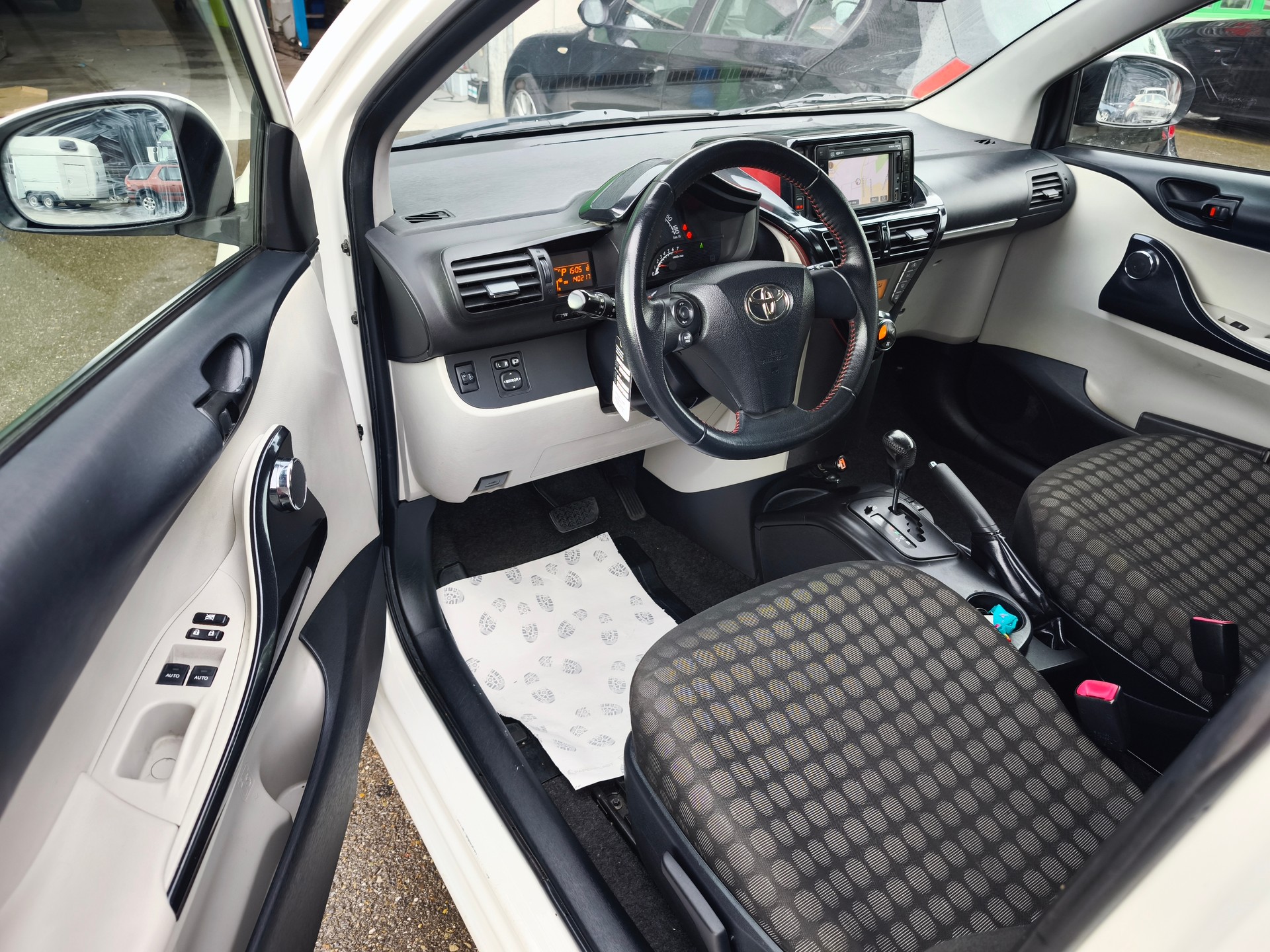 TOYOTA iQ 1.0 VVT-i Linea Sol Multidrive-image-6