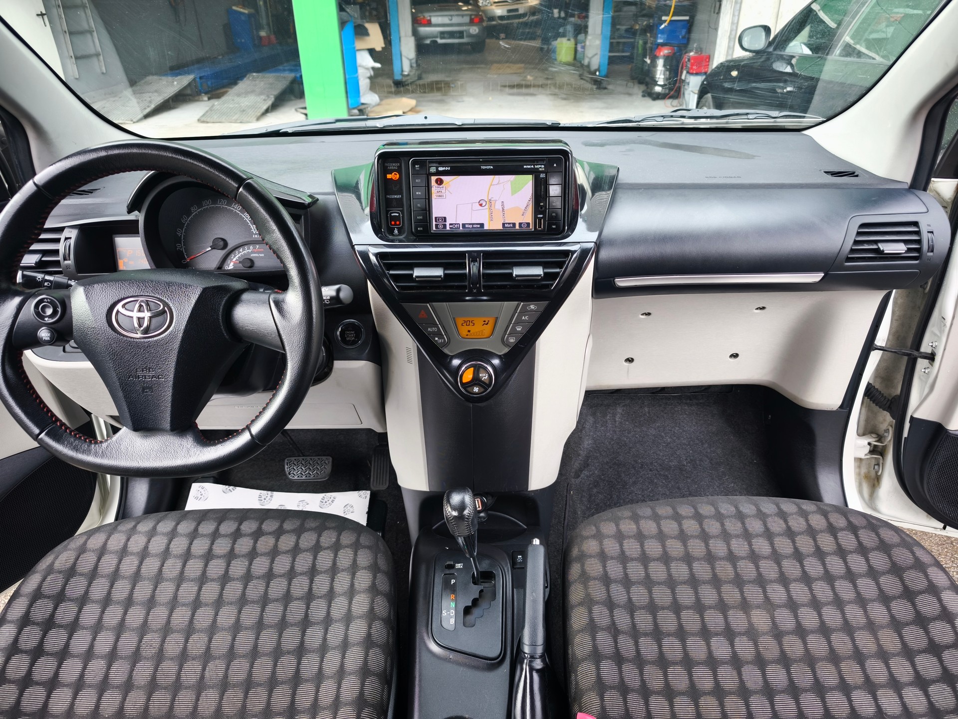 TOYOTA iQ 1.0 VVT-i Linea Sol Multidrive-image-9