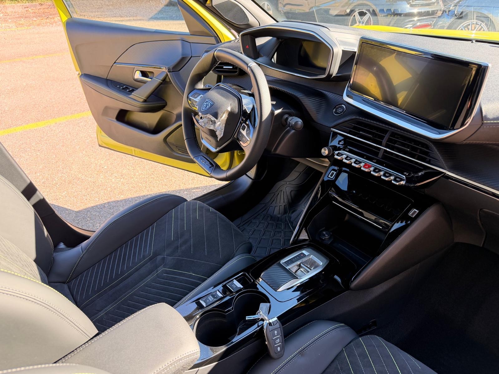 PEUGEOT 208 Elektrik 115kW GT-image-14