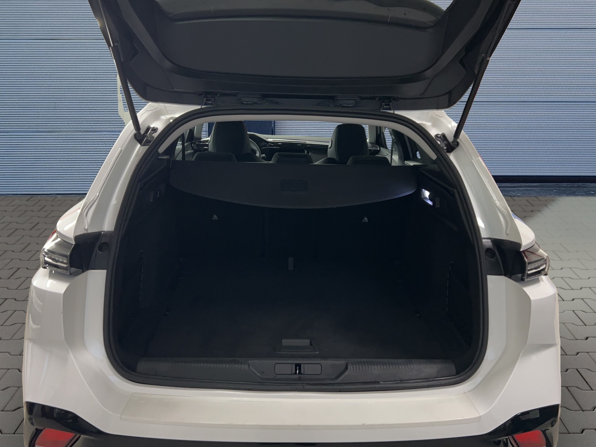 PEUGEOT 308 SW 1.5 BlueHDI Allure EAT8-image-15