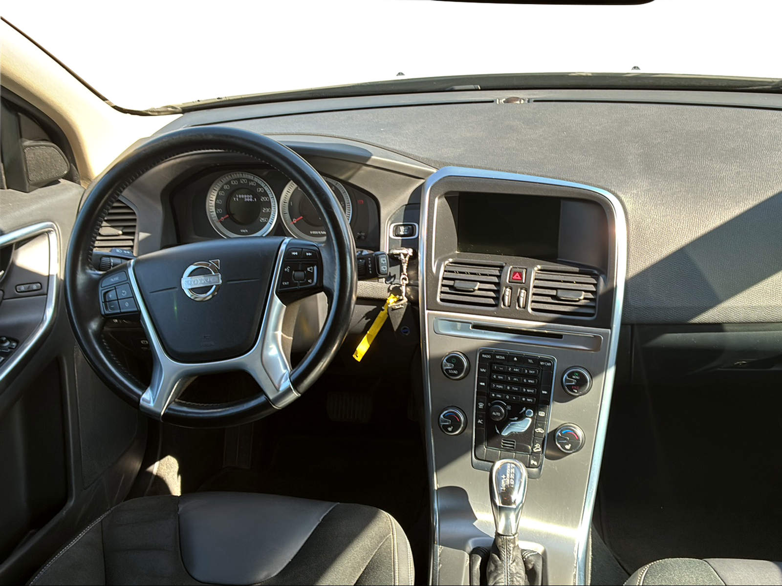 VOLVO XC60 2.4 D4 Momentum AWD-image-10