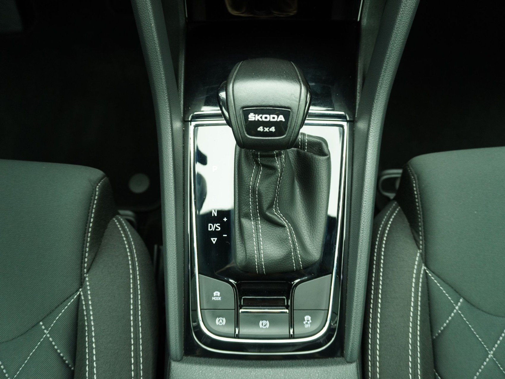 SKODA Karoq 2.0 TSI SportLine 4x4 DSG-image-12