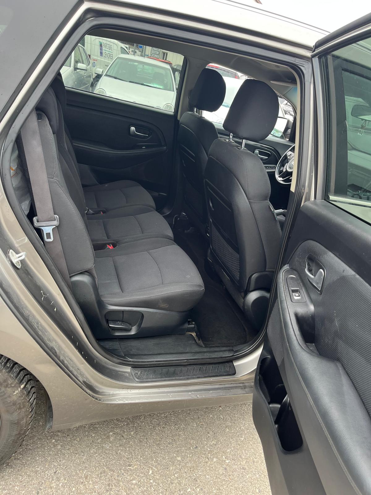 KIA Carens 1.7 CRDi Swiss Eco Edition DCT-image-7