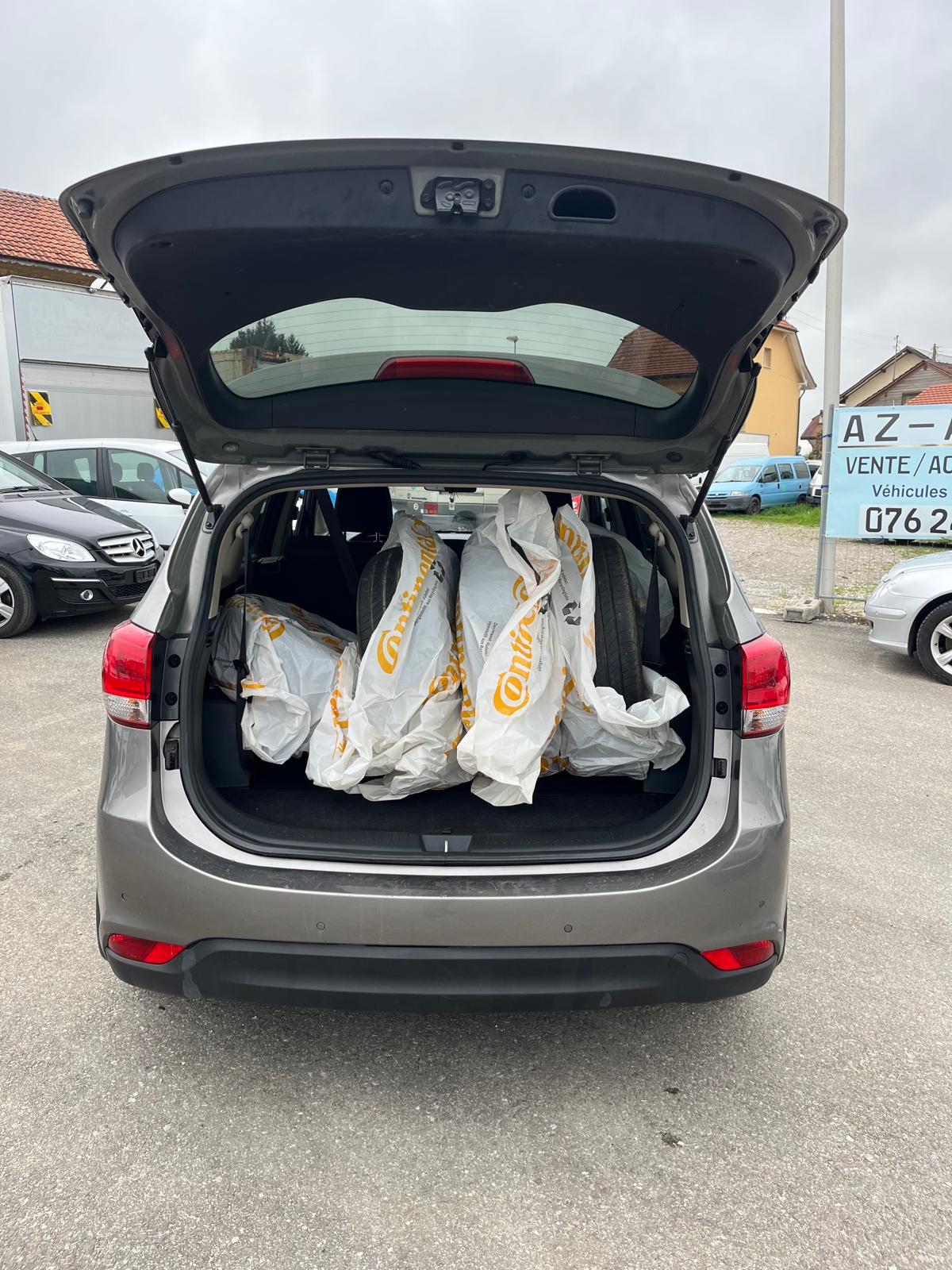 KIA Carens 1.7 CRDi Swiss Eco Edition DCT-image-4