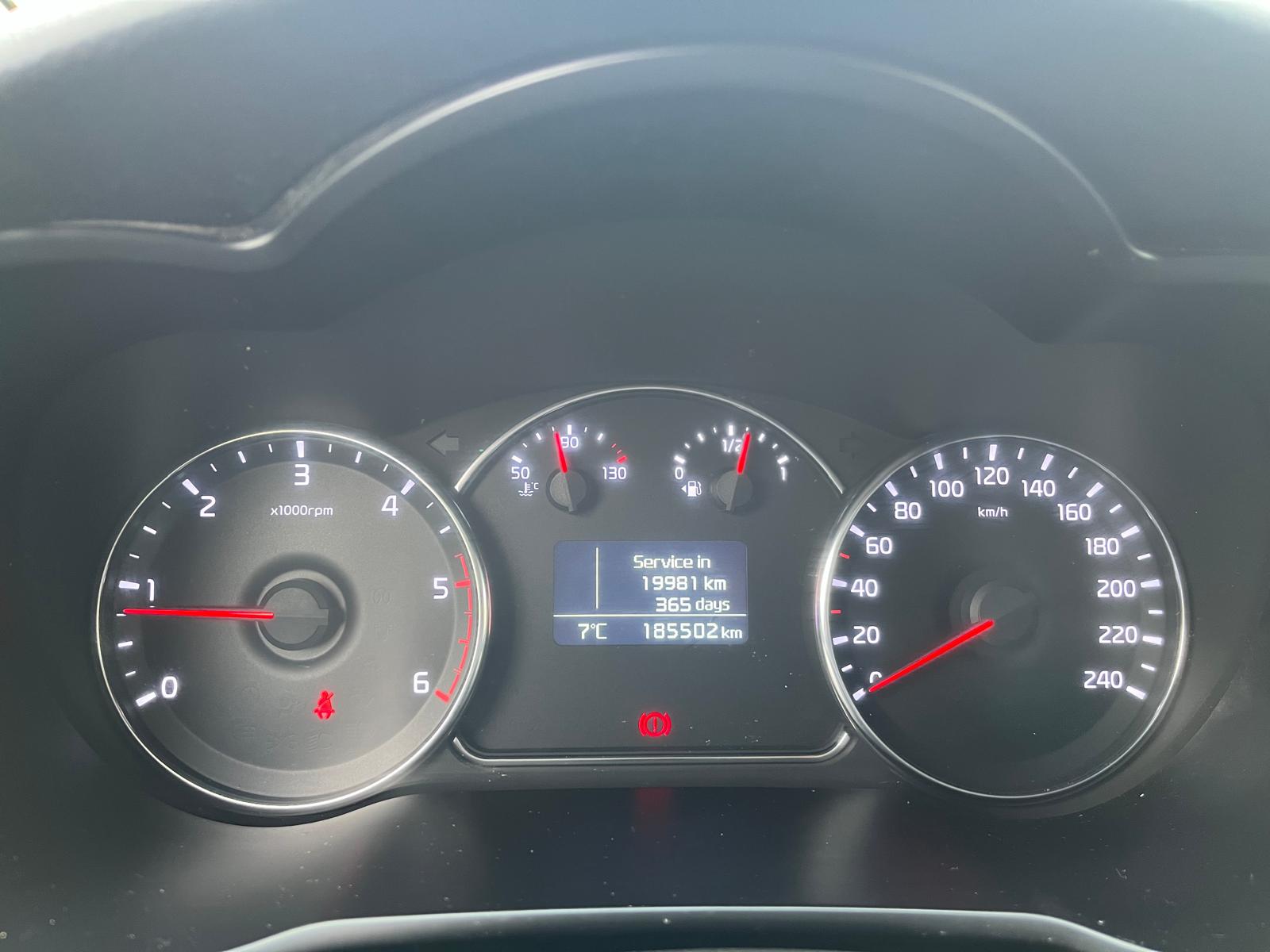 KIA Carens 1.7 CRDi Swiss Eco Edition DCT-image-9