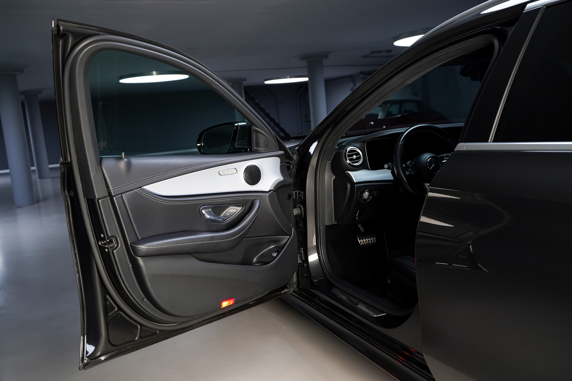 MERCEDES-BENZ E 220 d T 4Matic AMG Line 9G-Tronic-image-7
