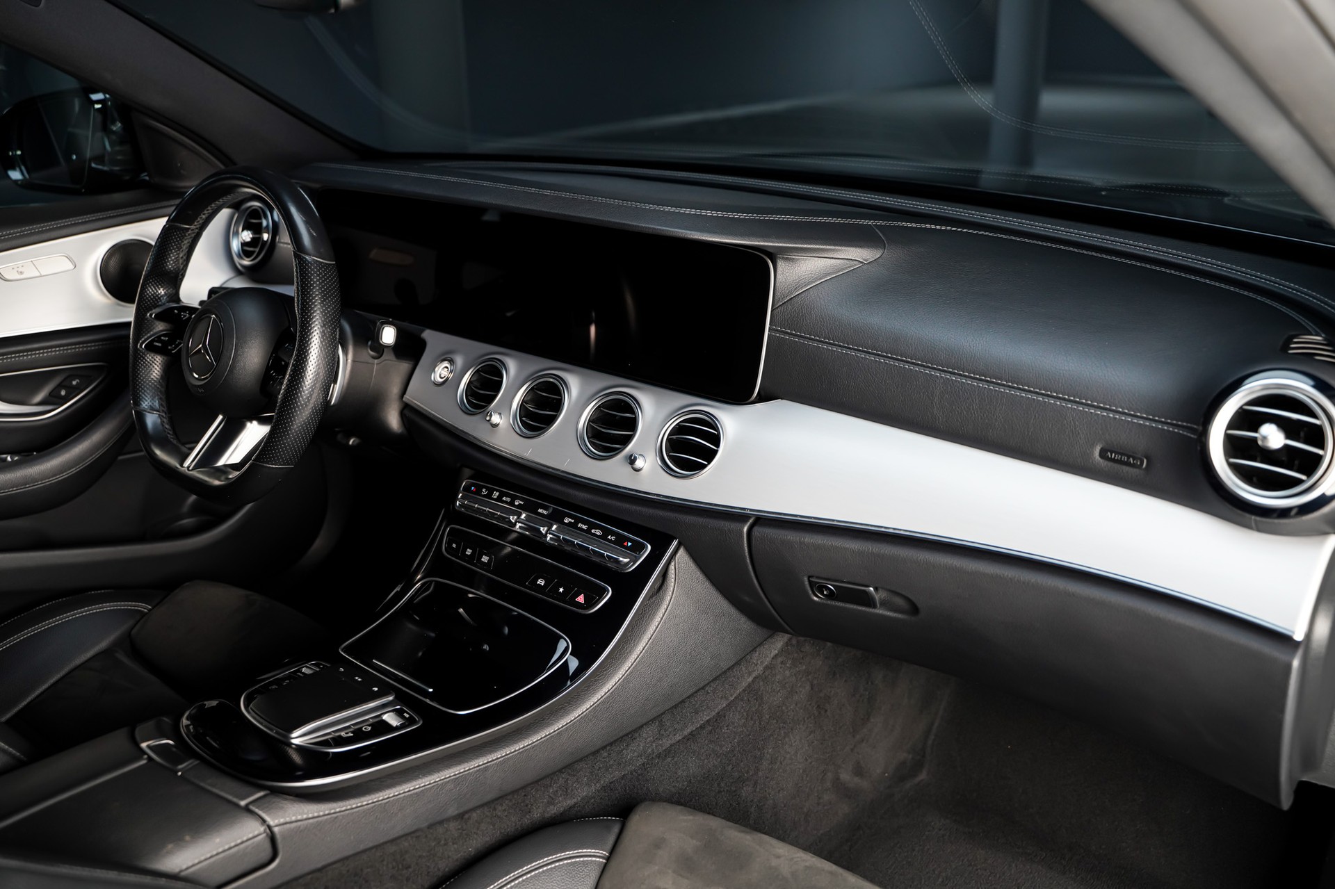 MERCEDES-BENZ E 220 d T 4Matic AMG Line 9G-Tronic-image-17