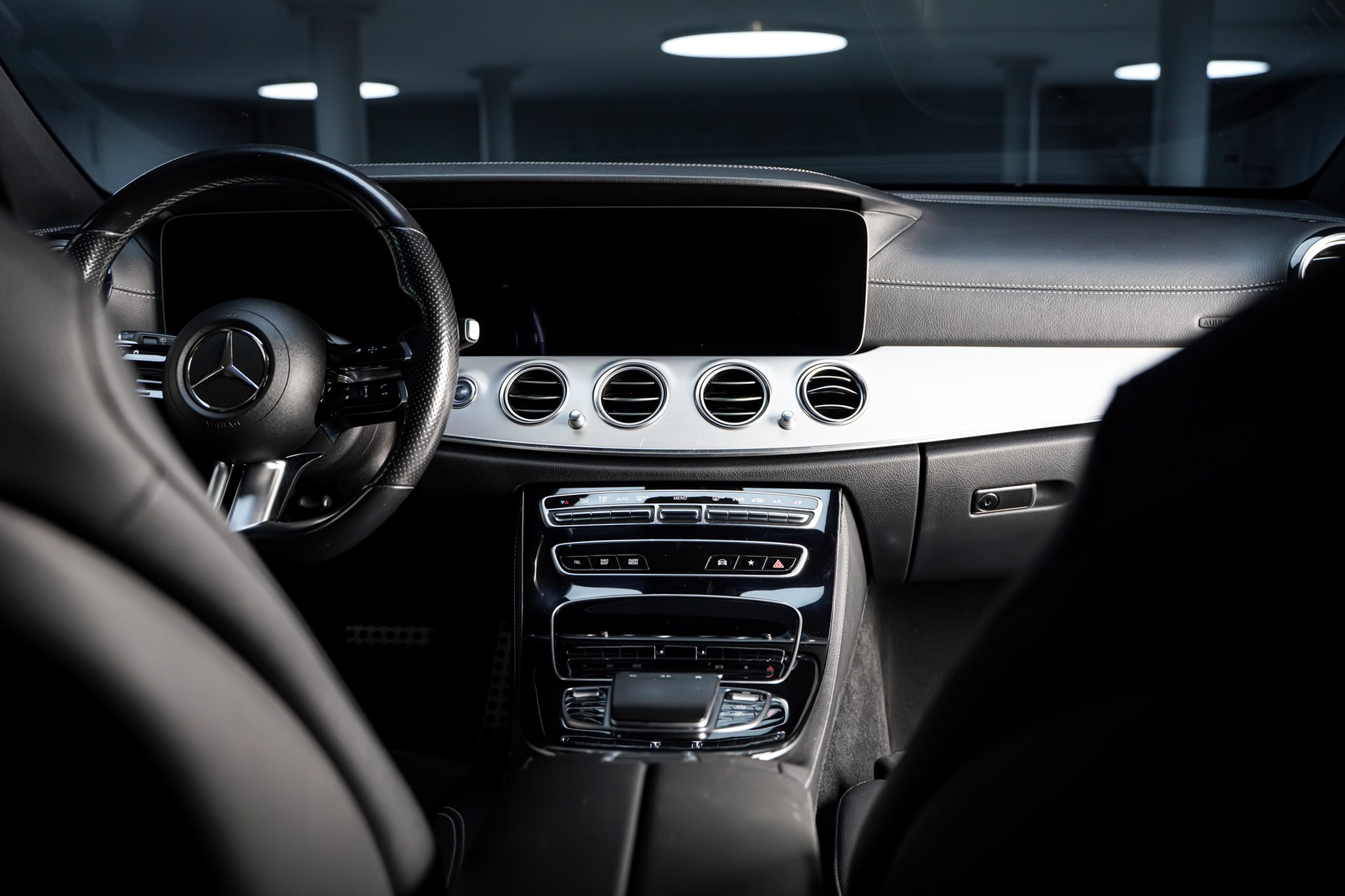 MERCEDES-BENZ E 220 d T 4Matic AMG Line 9G-Tronic-image-19