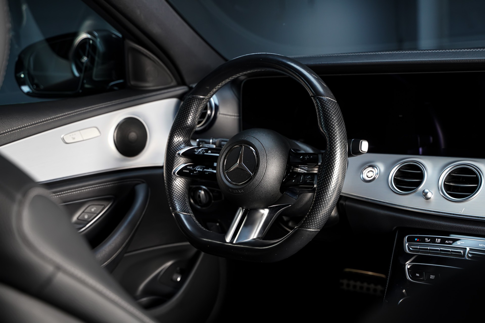 MERCEDES-BENZ E 220 d T 4Matic AMG Line 9G-Tronic-image-18