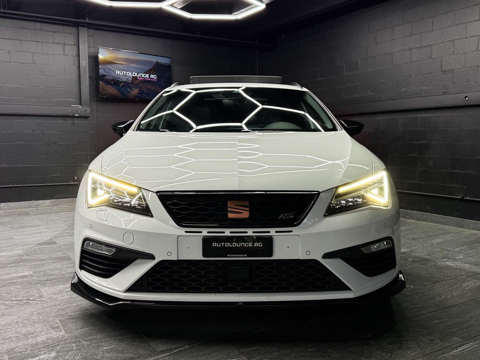 SEAT Leon ST 2.0 TSI Cupra 300 4 Drive DSG Maxton-image-2