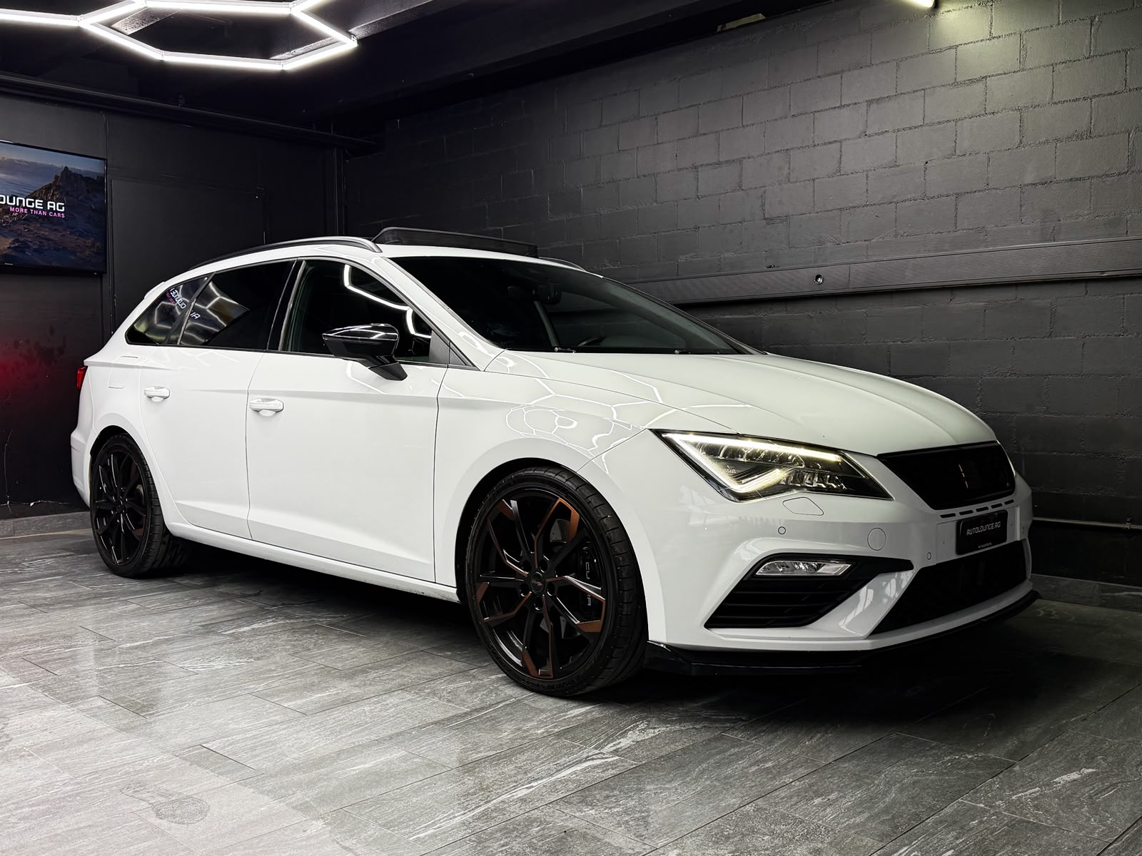 SEAT Leon ST 2.0 TSI Cupra 300 4 Drive DSG Maxton-image-1