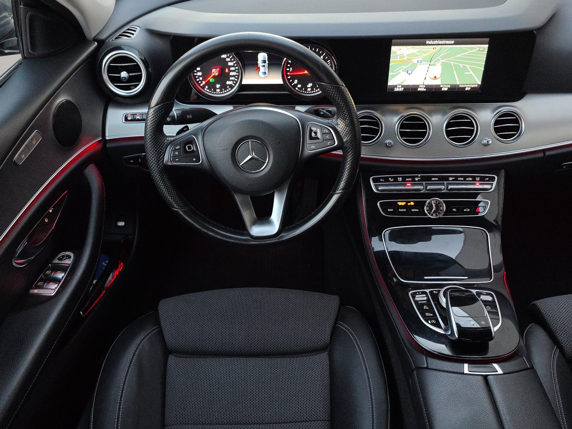 MERCEDES-BENZ E 220 d Avantgarde 9G-Tronic-image-10