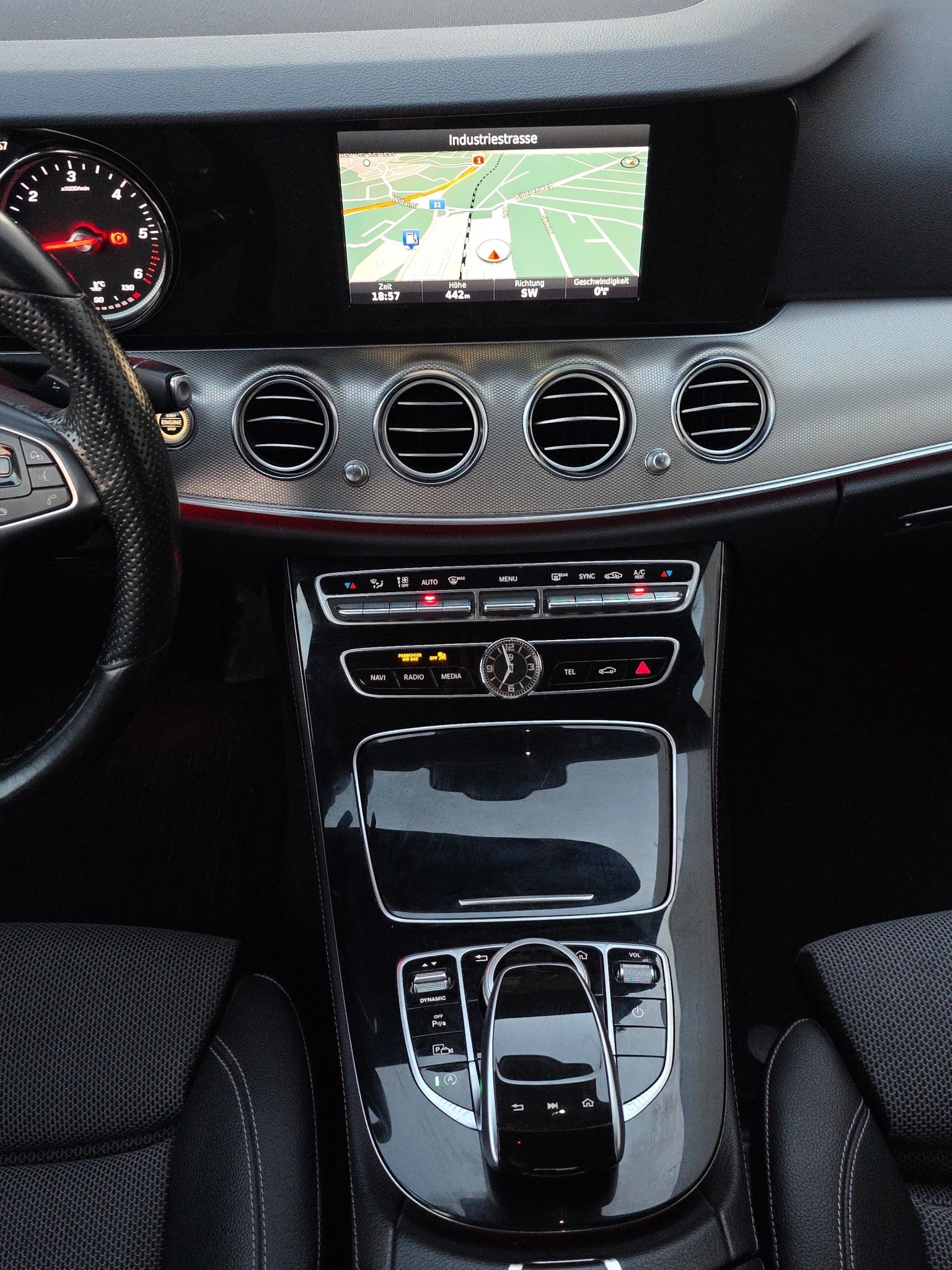 MERCEDES-BENZ E 220 d Avantgarde 9G-Tronic-image-11