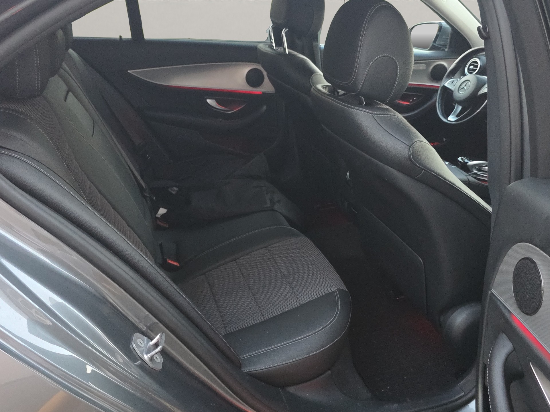 MERCEDES-BENZ E 220 d Avantgarde 9G-Tronic-image-16