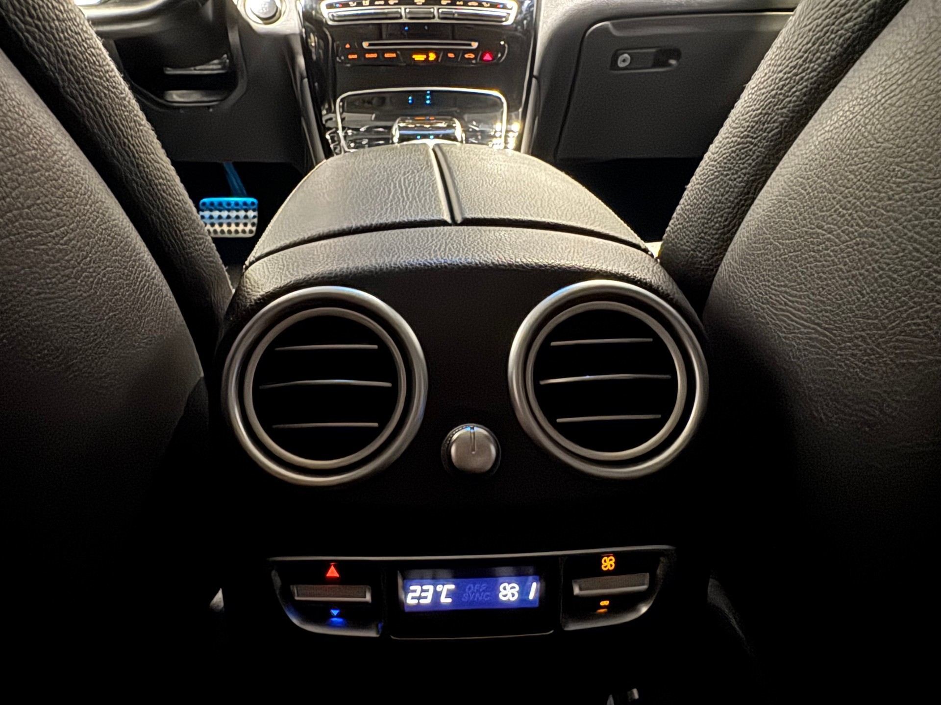 MERCEDES-BENZ GLC 250 AMG Line 4Matic 9G-Tronic (10)-image-21