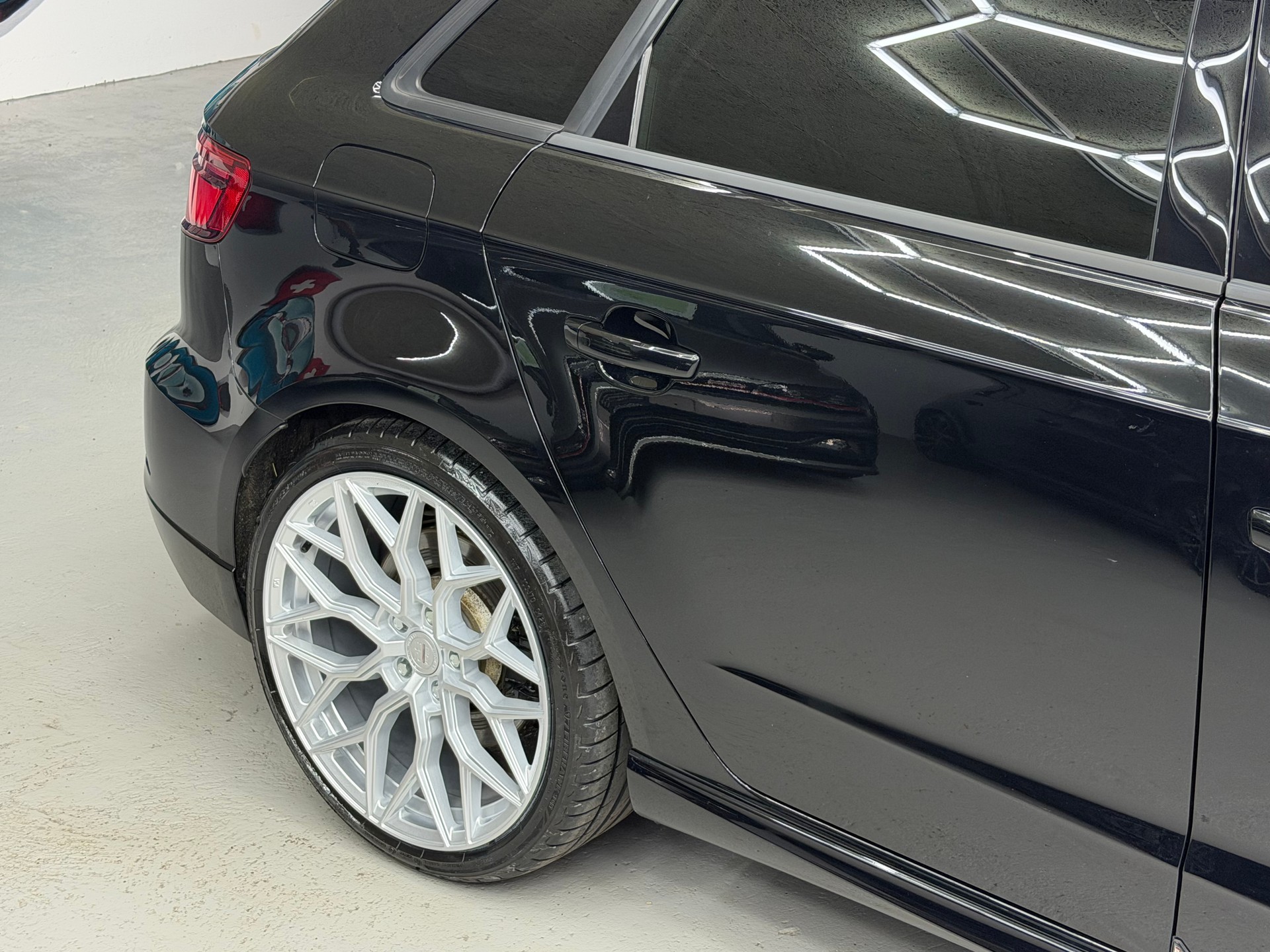 AUDI S3 Sportback 2.0 TFSI quattro S-tronic *CH / 19’ silver wheels*-image-2