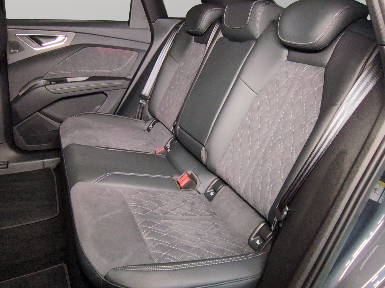 AUDI Q4 e-tron SUV quattro performance Swiss Ski-image-8