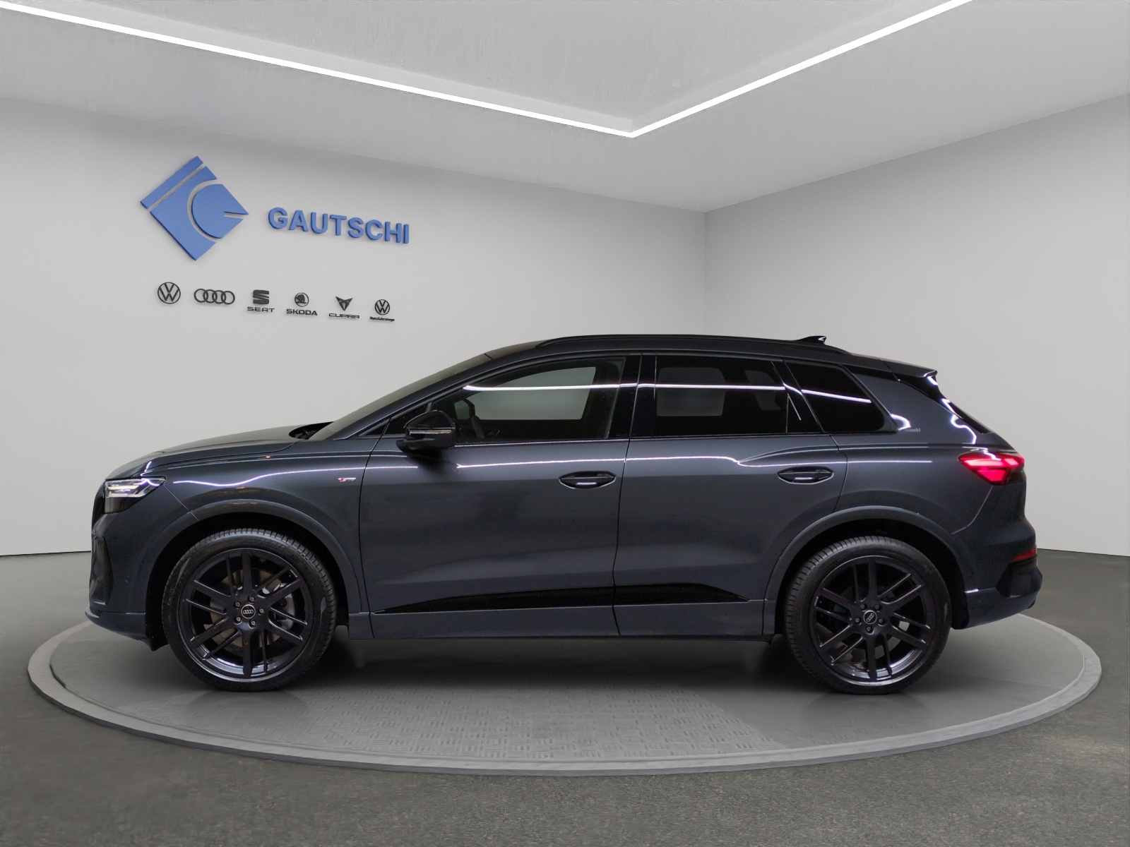 AUDI Q4 e-tron SUV quattro performance Swiss Ski-image-1