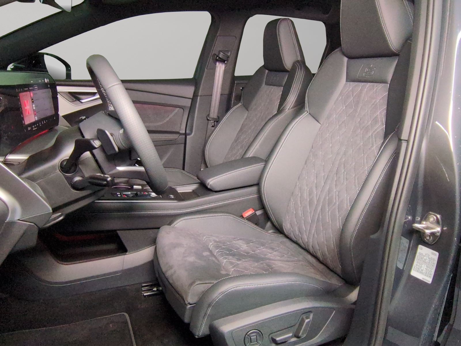 AUDI Q4 e-tron SUV quattro performance Swiss Ski-image-5
