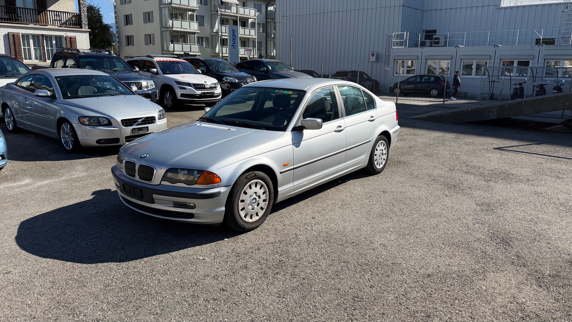 BMW 320i-image-1