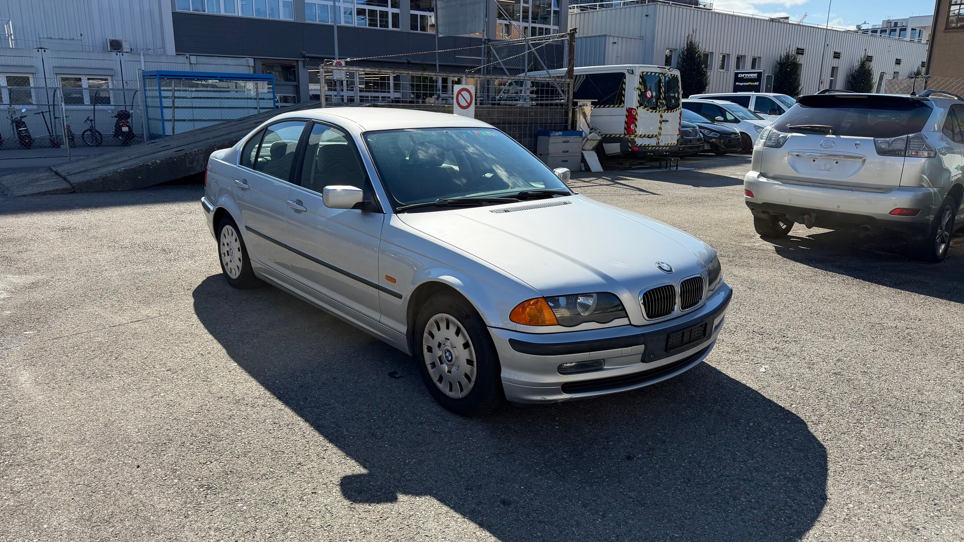 BMW 320i-image-0